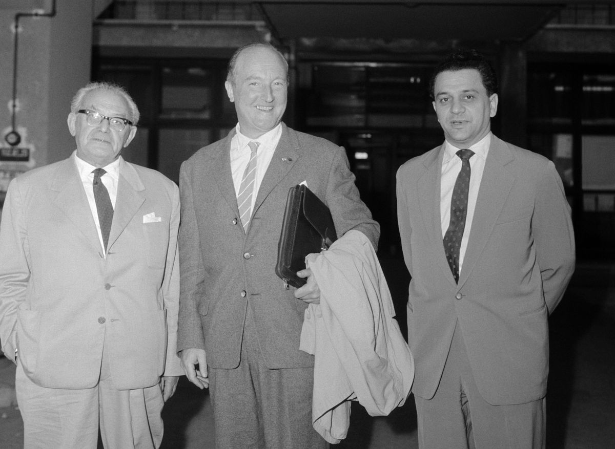 Budapest, 1962. Szakasits Árpád (b), a Magyar Újságírók Országos Szövetségének elnöke, Jean-Maurice Hermann (k), a Nemzetközi Újságíró Szövetség elnöke és Siklósi Norbert, a Magyar Újságírók Országos Szövetségének fõtitkára a Budapestre érkezett francia vendég fogadásán a Ferihegyi repülõtéren. / MTI Fotó: Keleti Éva