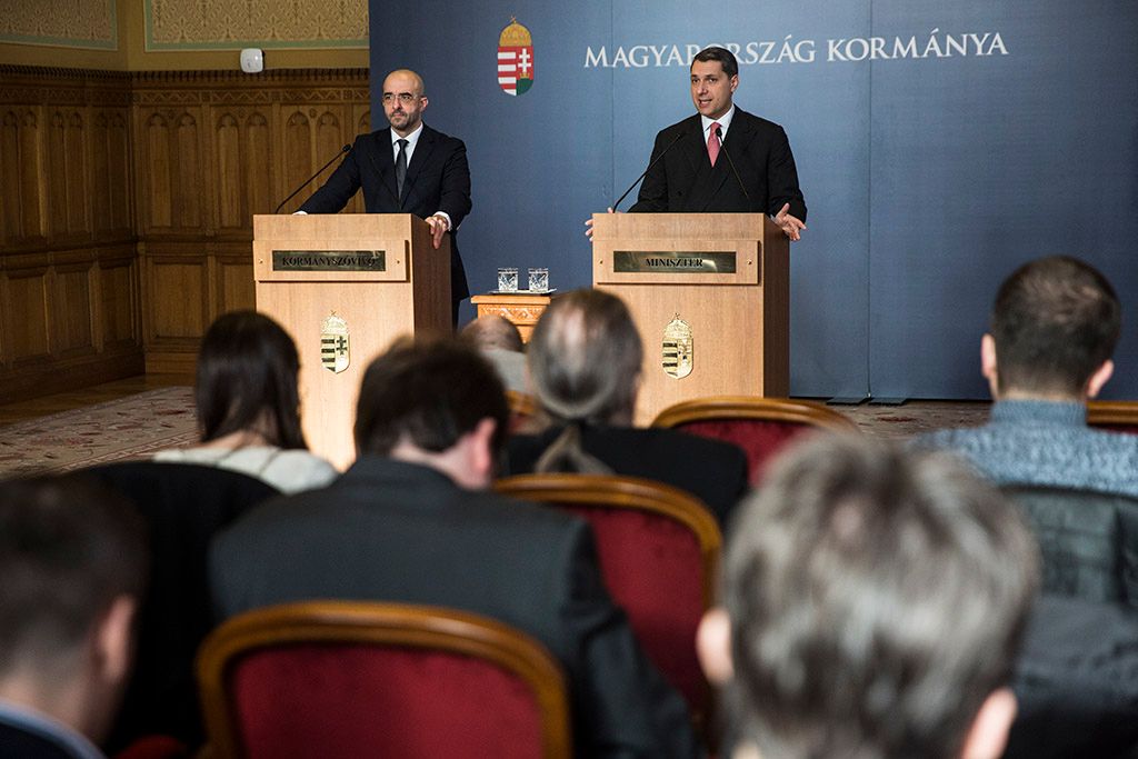 Lazar Janos magyar politikus, a miniszterelnokseget vezeto miniszter es Kovacs Zoltan 2016.02.04. Foto: Horvath Peter Gyula
