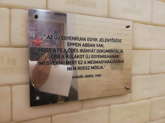 Kádár János 1949-ből származó véleménye szerint a fejlődés irányát dokumentálja, ha az ÁVH - akkor rendszeresített új egyenruhájában - megveri a kuláknak nyilvánított parasztembereket. A szerző felvétele (Terror Háza Múzeum - Budapest)