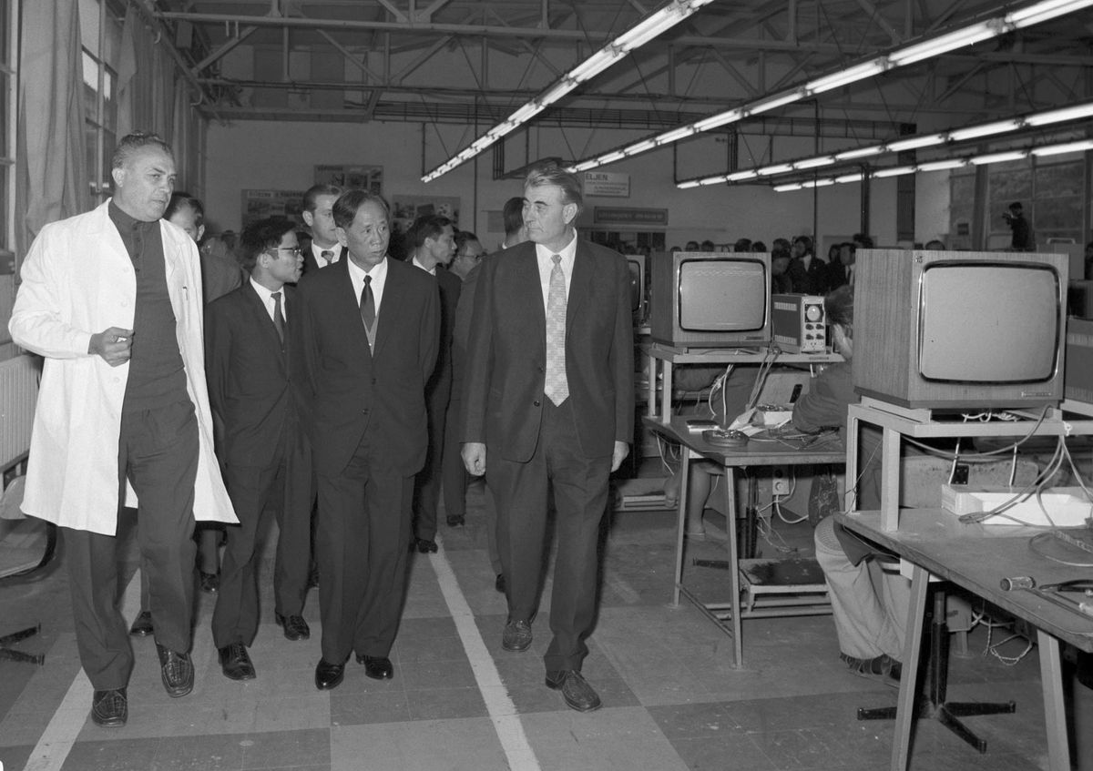 Jobbra Papp István, tőle balra a Vietnami Dolgozók Pártja elsõ titkára és kísérete / MTI Fotó: Vigovszki Ferenc