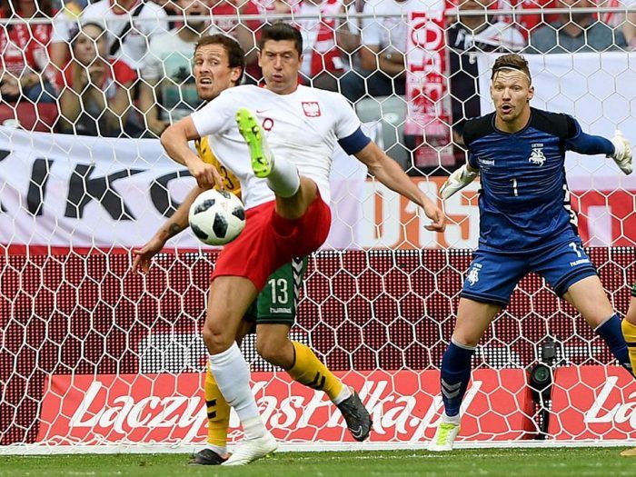 Robert Lewandowski (középen, fehér mezben) a Szuperkupa-döntő után ezúttal a lengyel válogatottal érkezik majd Budapestre.