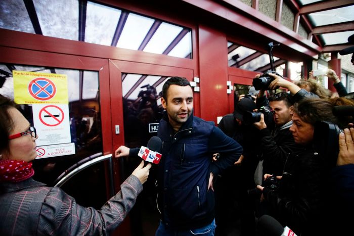 Pető Péter, a Népszabadság főszerkesztő-helyettese a napilap Bécsi úti székházánál, mielőtt a lap munkatársai megpróbálták felvenni a munkát 2016. október 9-én. A Mediaworks kiadó október 8-án bejelentette, hogy felfüggeszti a Népszabadság nyomtatott és internetes kiadását a lap új koncepciójának kialakításáig, illetve megvalósításáig azért, hogy