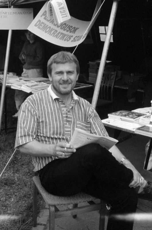 1990, május 1-i majális, a Pedagógusok Demokratikus Szervezetének sátránál Nagy Bandó András humorista / Fotó: Fortepan.hu