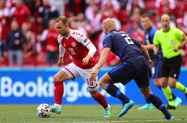 Az egész világ sportszerető közvéleménye a világklasszis dán játékos, Christian Eriksen (piros mezben) életéért aggódott. Hála Istennek, hatottak az imák! Fotó: MTI