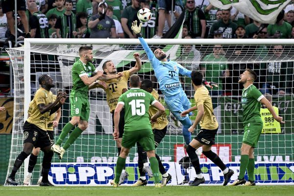 A ferencvárosi Varga Ádám kapus (k) a labdarúgó MOL Magyar Kupa döntőjében, a Paksi FC - Ferencvárosi TC mérkőzésen a Puskás Arénában 2024. május 15-én.<br />Fotó: MTI/Illyés Tibor