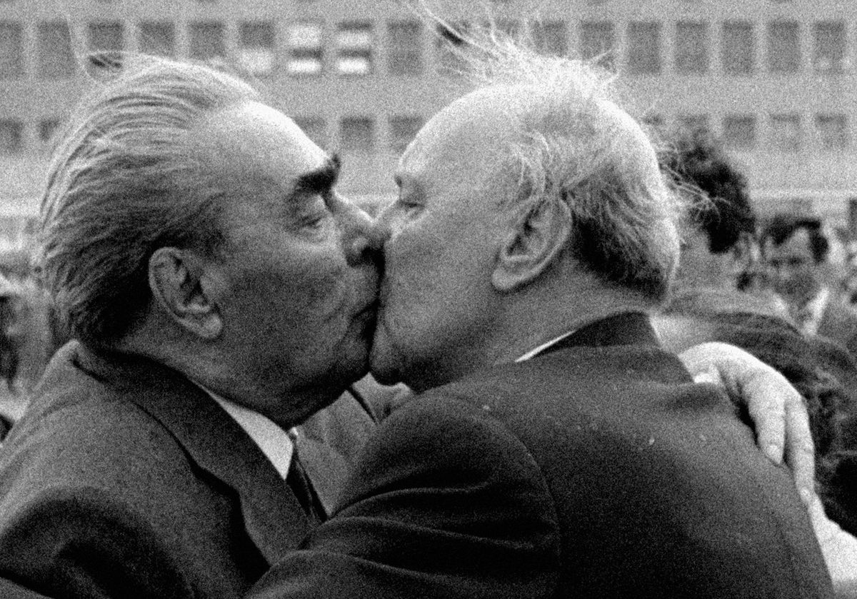 Fáj minden csók. Kádár János búcsúzik a Ferihegyi repülőtéren Leonyid Iljics Brezsnyevtől / Fotó: MTI