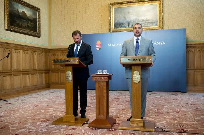 Lázár János és Giró-Szász András. A miniszter szerint a Spar és a Philip Morris jelentette fel Magyarországot Brüsszelben. MTI Fotó: Koszticsák Szilárd