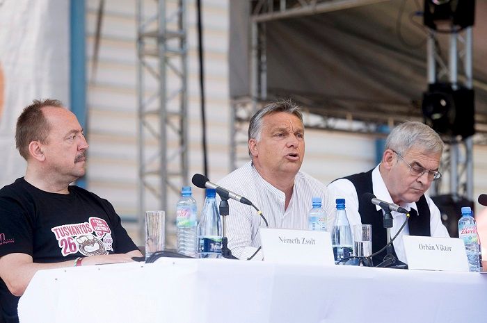 Tusnádfürdő, 2015. július 25. Orbán Viktor miniszterelnök beszédet mond a 26. Bálványosi Nyári Szabadegyetem és Diáktáborban (Tusványos) az erdélyi Tusnádfürdőn 2015. július 25-én. Mellette Németh Zsolt, az Országgyűlés külügyi bizottságának fideszes elnöke (b) és Tőkés László református lelkész, európai parlamenti képviselő, az Erdélyi Magyar Nemzeti Tanács (EMNT) elnöke. MTI Fotó: Koszticsák Szilárd