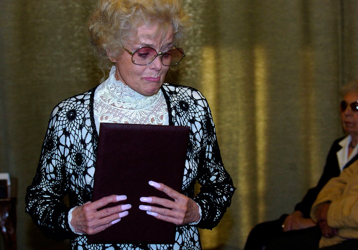 Sólyom Ildikó elérzékenyül, miután átvette édesapja, Sólyom László altábornagy posztumusz elõléptetését / Fotó: MTI