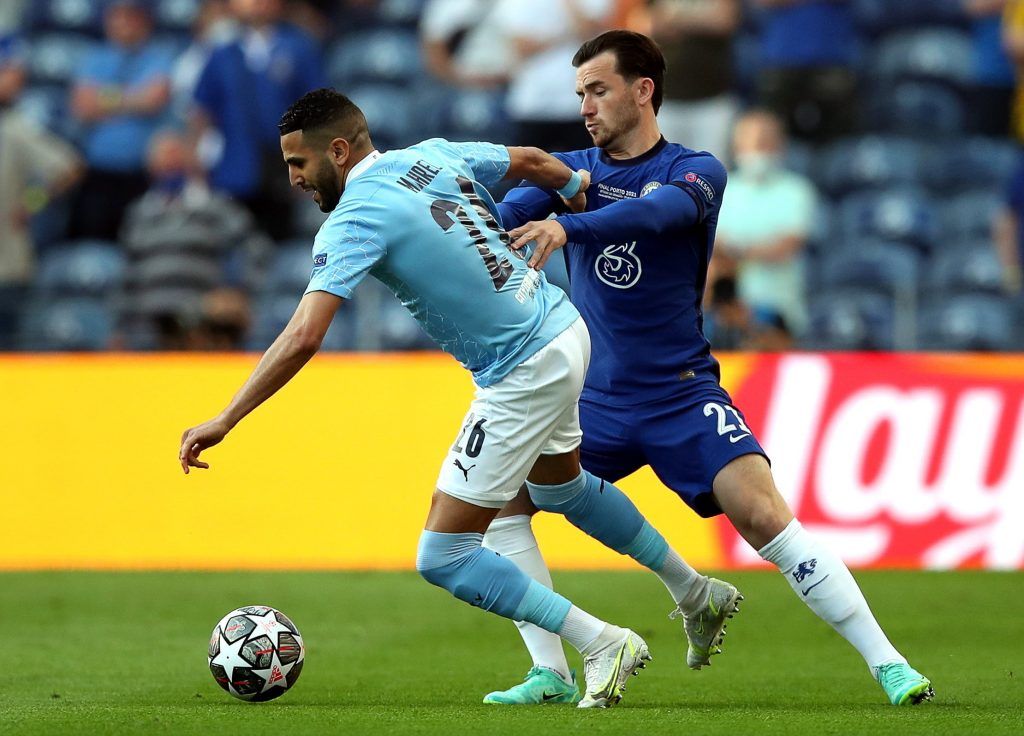 Riyad Mahrez, a Manchester City (b) és Ben Chilwell, a Chelsea játékosa a labdarúgó Bajnokok Ligájának döntőjében a portói Dragao Stadionban Portóban 2021. május 29-én.<br /> MTI/EPA/LUSA/José Coelho