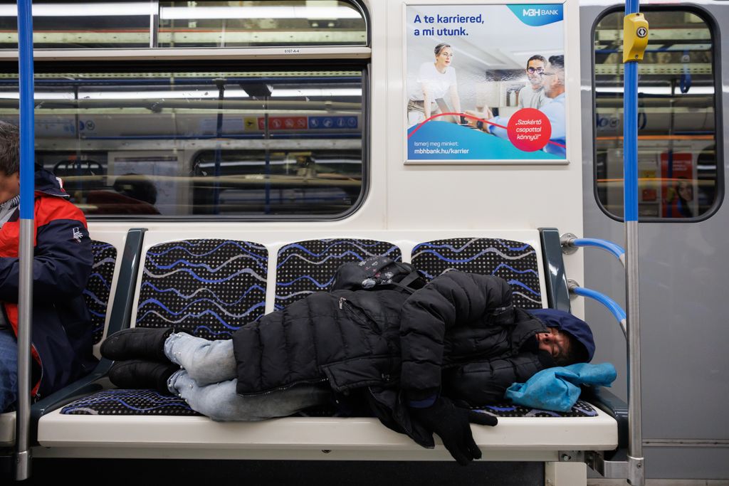 20241113 -- Hajléktalan az M3-as metrón alszik // fotó: Hatlaczki Balázs