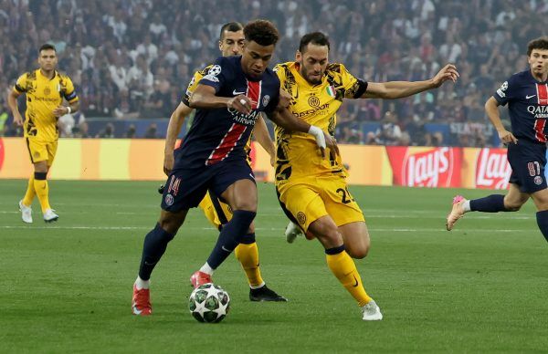 Desire Doue, a PSG (b) és Halkan Calhanoglu, az Inter játékosa a labdarúgó Bajnokok Ligája döntőjében játszott Paris Saint-Germain-Internazionale mérkőzésen a müncheni Allianz Arénában 2025. május 31-én.<br />Fotó: MTI/EPA/Ronald Wittek
