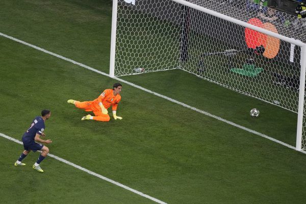 A képen is jól látszik, mennyire egyesül marad Achraf Hakimi, a PSG játékosa (b) a francia csapat első gólja előtt.<br />Fotó: MTI/AP/Michael Probst
