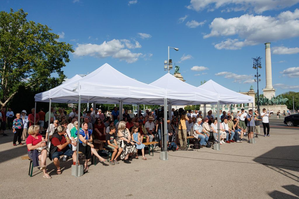 20250627 -- Emlékgyűlést tartott a Nemzeti Maximumért Alapítvány és a PestiSrácok az 1988-as nagy Erdély-tüntetés helyszínén és évfordulóján a Hősök terén, a Szépművészeti Múzeum előtt. // fotó: Hatlaczki Balázs