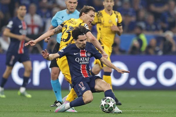 Vitinha, a PSG (elöl) és Nicolo Barella, az Inter játékosa a labdarúgó Bajnokok Ligája döntőjében játszott Paris Saint-Germain-Internazionale mérkőzésen a müncheni Allianz Arénában 2025. május 31-én.<br />Fotó: MTI/EPA/Christopher Neundorf