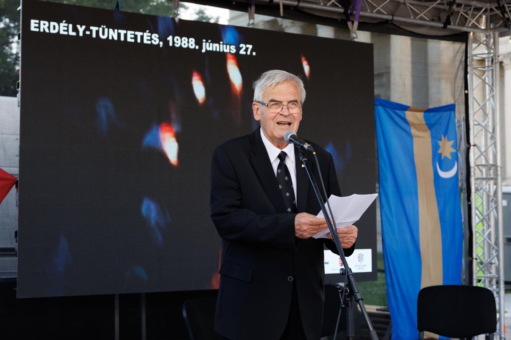 20250627 -- Emlékgyűlést tartott a Nemzeti Maximumért Alapítvány és a PestiSrácok az 1988-as nagy Erdély-tüntetés helyszínén és évfordulóján a Hősök terén, a Szépművészeti Múzeum előtt. Tőkés László // fotó: Hatlaczki Balázs