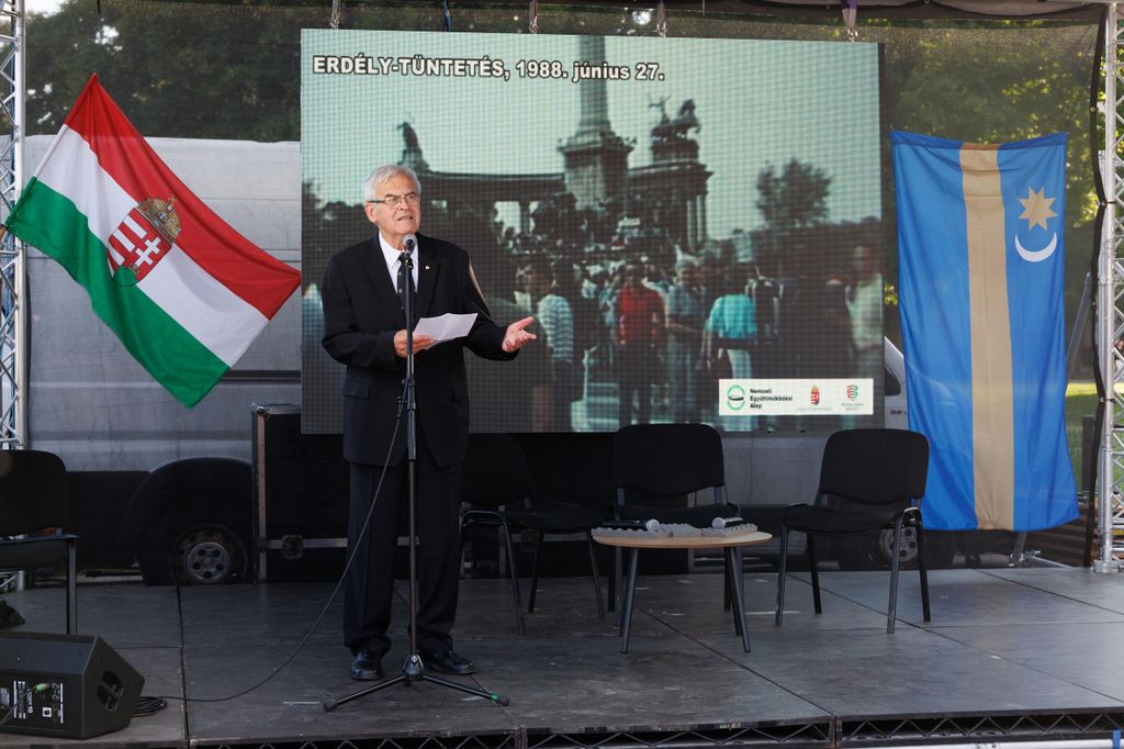 20250627 -- Emlékgyűlést tartott a Nemzeti Maximumért Alapítvány és a PestiSrácok az 1988-as nagy Erdély-tüntetés helyszínén és évfordulóján a Hősök terén, a Szépművészeti Múzeum előtt. Tőkés László // fotó: Hatlaczki Balázs