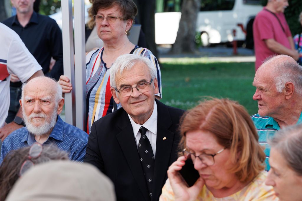20250627 -- Emlékgyűlést tartott a Nemzeti Maximumért Alapítvány és a PestiSrácok az 1988-as nagy Erdély-tüntetés helyszínén és évfordulóján a Hősök terén, a Szépművészeti Múzeum előtt. Tőkés László // fotó: Hatlaczki Balázs