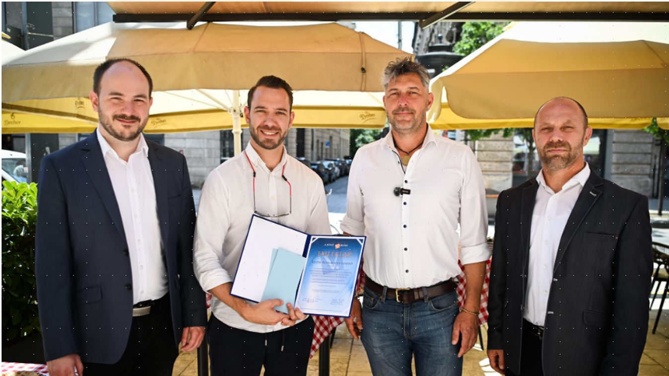Dr. Mátyus Bálint, közbiztonsági tanácsnok, Kézdi-Schlachta László, Szentgyörgyvölgyi Péter, Belváros polgármestere és Márton Zoltán, rendőr alezredes, az V. kerület rendőrkapitánya az elismerő oklevél átadásán. Fotó: V. kerületi Önkormányzat
