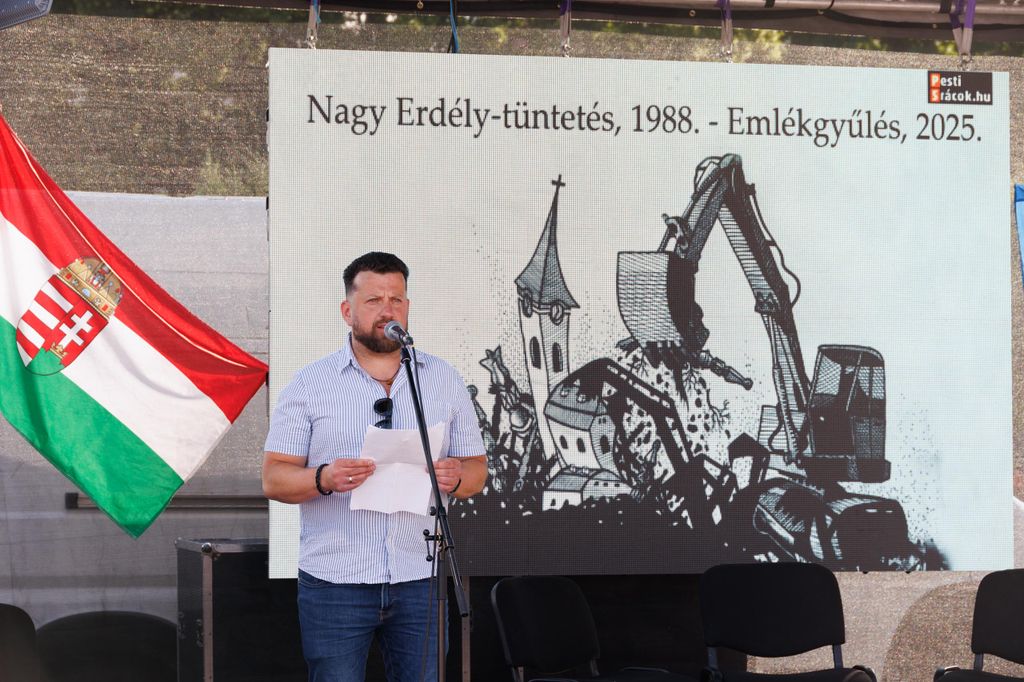 20250627 -- Emlékgyűlést tartott a Nemzeti Maximumért Alapítvány és a PestiSrácok az 1988-as nagy Erdély-tüntetés helyszínén és évfordulóján a Hősök terén, a Szépművészeti Múzeum előtt. Szabó Gergő // fotó: Hatlaczki Balázs