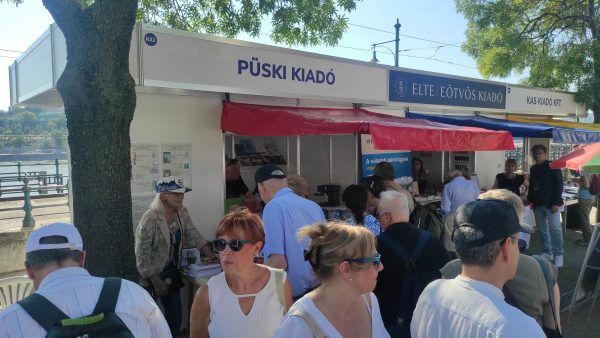 Püskiék standja a Duna-korzón a 96. Ünnepi Könyvhéten. A szerző felvétele.