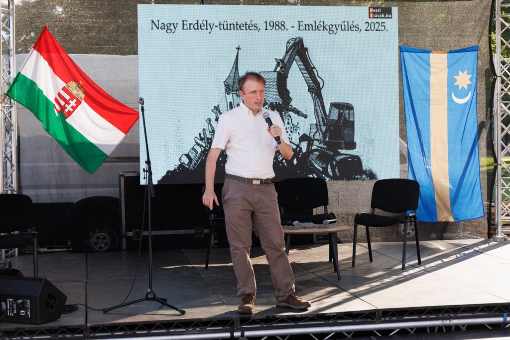 20250627 -- Emlékgyűlést tartott a Nemzeti Maximumért Alapítvány és a PestiSrácok az 1988-as nagy Erdély-tüntetés helyszínén és évfordulóján a Hősök terén, a Szépművészeti Múzeum előtt. Jenei János // fotó: Hatlaczki Balázs