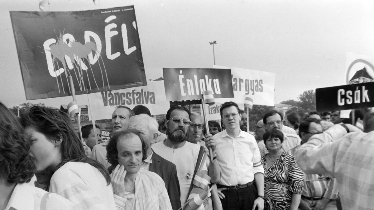 Erdély-tüntetés a falurombolás ellen, 1988. június 27-én. Fotó: Fortepan