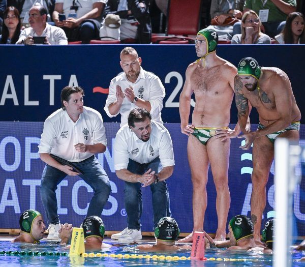Nyéki Balázs, az FTC vezetõedzője (k) a férfi vízilabda Bajnokok Ligája négyes döntőjében játszott FTC-Telekom Waterpolo-VK Novi Belgárd mérkőzésen a máltai Gzirában 2024. június 1-jén.<br />Fotó: MTI/Bodnár Boglárka