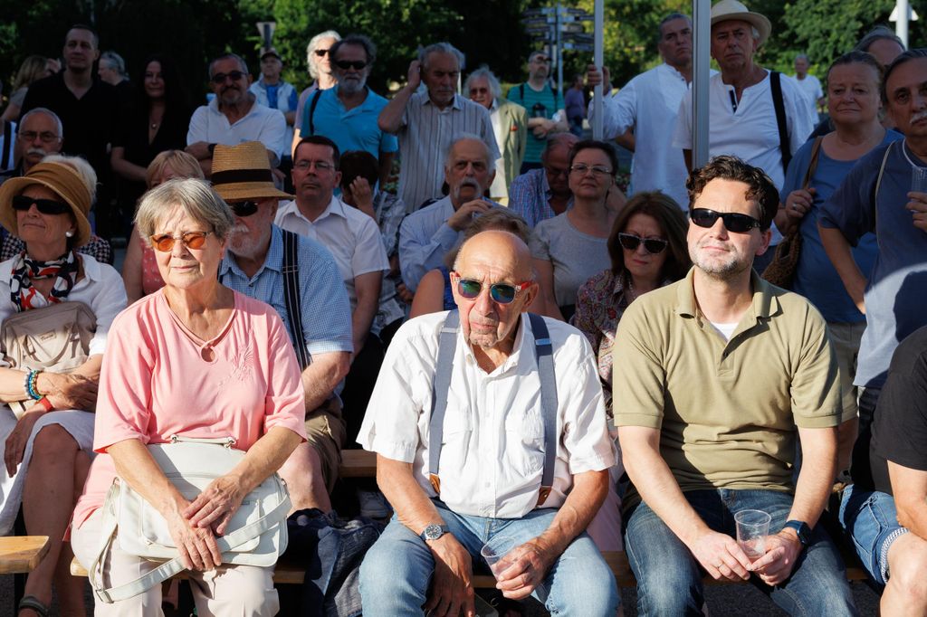 20250627 -- Emlékgyűlést tartott a Nemzeti Maximumért Alapítvány és a PestiSrácok az 1988-as nagy Erdély-tüntetés helyszínén és évfordulóján a Hősök terén, a Szépművészeti Múzeum előtt. // fotó: Hatlaczki Balázs