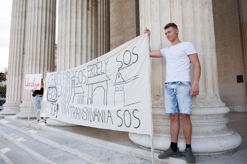 20250627 -- Emlékgyűlést tartott a Nemzeti Maximumért Alapítvány és a PestiSrácok az 1988-as nagy Erdély-tüntetés helyszínén és évfordulóján a Hősök terén, a Szépművészeti Múzeum előtt. // fotó: Hatlaczki Balázs