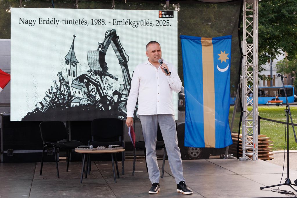 20250627 -- Emlékgyűlést tartott a Nemzeti Maximumért Alapítvány és a PestiSrácok az 1988-as nagy Erdély-tüntetés helyszínén és évfordulóján a Hősök terén, a Szépművészeti Múzeum előtt. Kovács Attila // fotó: Hatlaczki Balázs