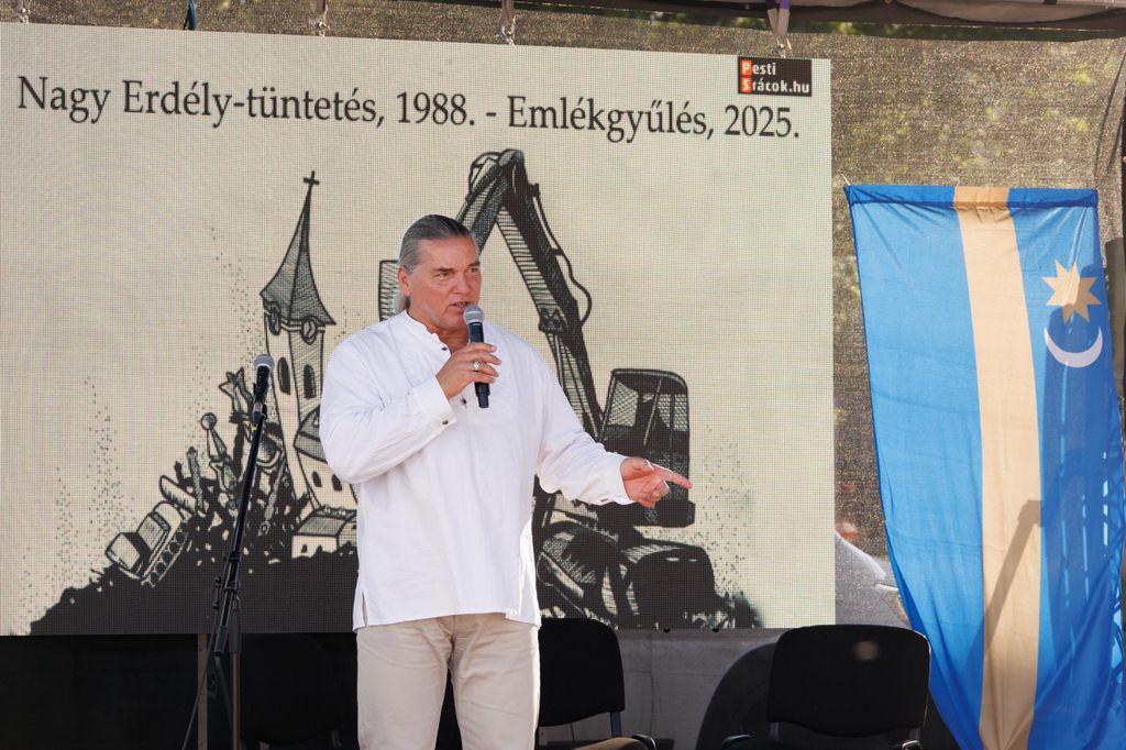 20250627 -- Emlékgyűlést tartott a Nemzeti Maximumért Alapítvány és a PestiSrácok az 1988-as nagy Erdély-tüntetés helyszínén és évfordulóján a Hősök terén, a Szépművészeti Múzeum előtt. Szilágyi Ákos // fotó: Hatlaczki Balázs