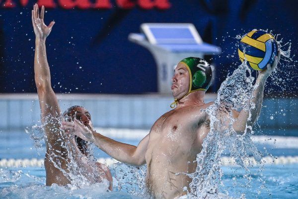 Dusan Mandics, az FTC játékosa (j) a férfi vízilabda Bajnokok Ligája négyes döntőjében játszott FTC-Telekom Waterpolo-VK Novi Belgrád mérkőzésen a máltai Gzirában 2024. június 1-jén.<br />Fotó: MTI/Bodnár Boglárka