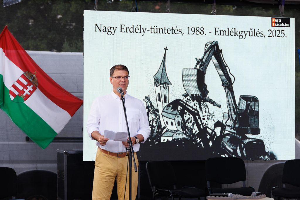 20250627 -- Emlékgyűlést tartott a Nemzeti Maximumért Alapítvány és a PestiSrácok az 1988-as nagy Erdély-tüntetés helyszínén és évfordulóján a Hősök terén, a Szépművészeti Múzeum előtt. Máthé Áron  // fotó: Hatlaczki Balázs