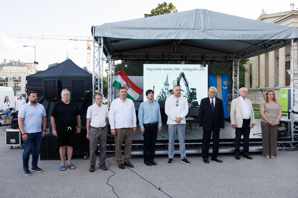 20250627 -- Emlékgyűlést tartott a Nemzeti Maximumért Alapítvány és a PestiSrácok az 1988-as nagy Erdély-tüntetés helyszínén és évfordulóján a Hősök terén, a Szépművészeti Múzeum előtt. // fotó: Hatlaczki Balázs