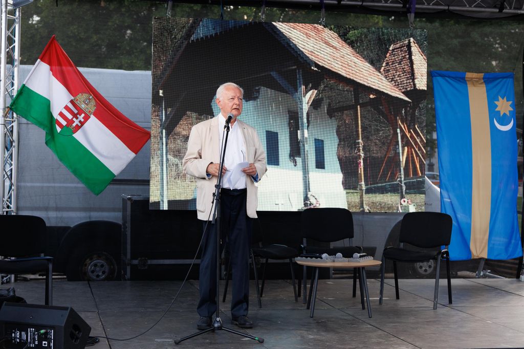 20250627 -- Emlékgyűlést tartott a Nemzeti Maximumért Alapítvány és a PestiSrácok az 1988-as nagy Erdély-tüntetés helyszínén és évfordulóján a Hősök terén, a Szépművészeti Múzeum előtt. Zétényi Zsolt // fotó: Hatlaczki Balázs