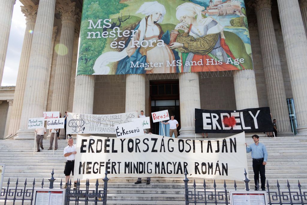 20250627 -- Emlékgyűlést tartott a Nemzeti Maximumért Alapítvány és a PestiSrácok az 1988-as nagy Erdély-tüntetés helyszínén és évfordulóján a Hősök terén, a Szépművészeti Múzeum előtt. // fotó: Hatlaczki Balázs
