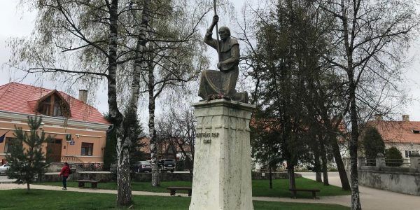 István pap szobra Gyergyóalfalu főterén, a templom szomszédságában. Fotó: 100km.mariaut.ro