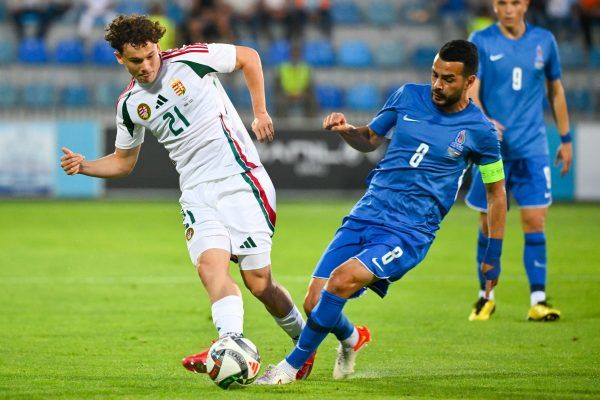 A kezdőként először lehetőséget kapó Tóth Alex (b) és az azeri Sabuhi Abdullazade párharca az Azerbajdzsán-Magyarország barátságos labdarúgó-mérkőzésen Bakuban, a Dalga Arenában 2025. június 10-én.<br />Fotó: MTI/Czeglédi Zsolt