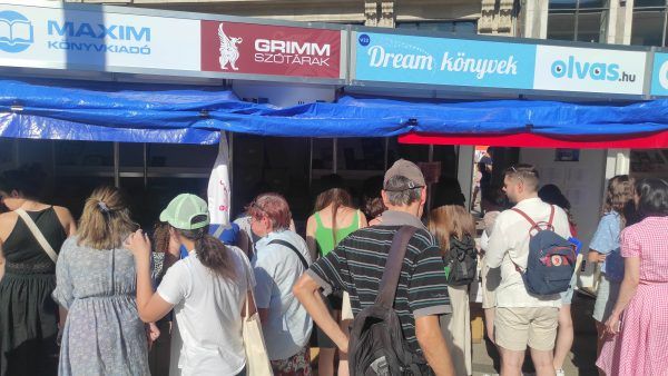 Valamennyi stand előtt nagy volt az érdeklődők száma. A szerző felvétele.