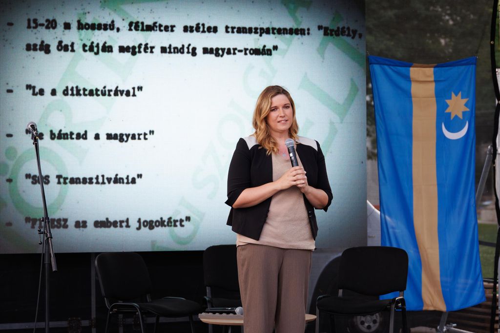 20250627 -- Emlékgyűlést tartott a Nemzeti Maximumért Alapítvány és a PestiSrácok az 1988-as nagy Erdély-tüntetés helyszínén és évfordulóján a Hősök terén, a Szépművészeti Múzeum előtt. Hal Melinda // fotó: Hatlaczki Balázs