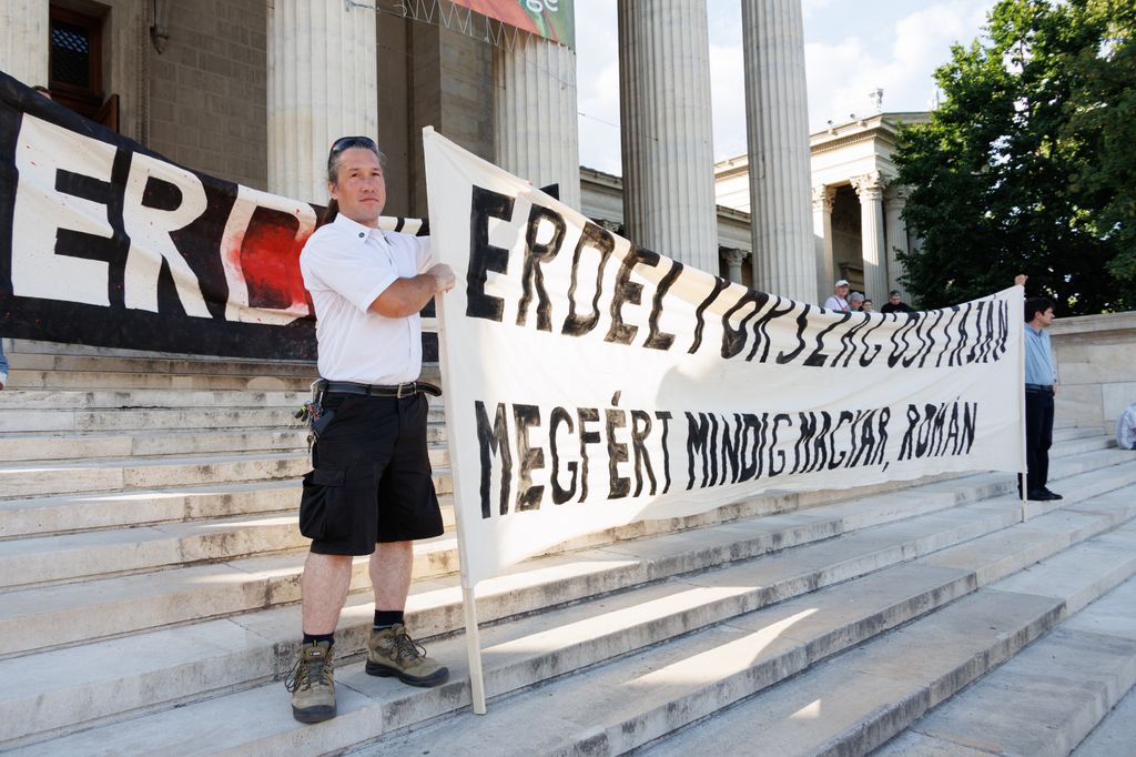 20250627 -- Emlékgyűlést tartott a Nemzeti Maximumért Alapítvány és a PestiSrácok az 1988-as nagy Erdély-tüntetés helyszínén és évfordulóján a Hősök terén, a Szépművészeti Múzeum előtt. // fotó: Hatlaczki Balázs