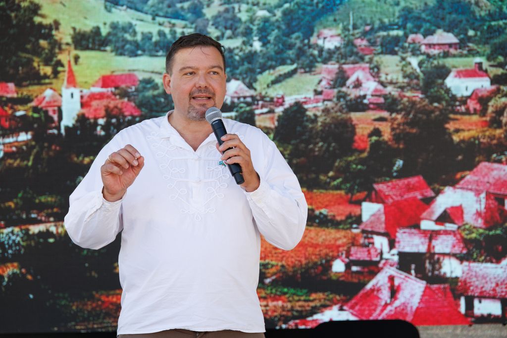 20250627 -- Emlékgyűlést tartott a Nemzeti Maximumért Alapítvány és a PestiSrácok az 1988-as nagy Erdély-tüntetés helyszínén és évfordulóján a Hősök terén, a Szépművészeti Múzeum előtt.Huth Gergely // fotó: Hatlaczki Balázs