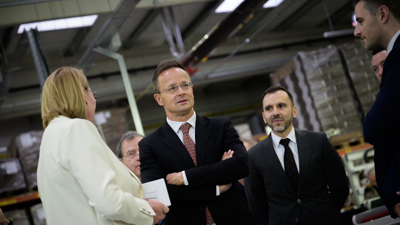 Foci és beruházás - Szijjártó Péter napjába ezek is belefértek ma