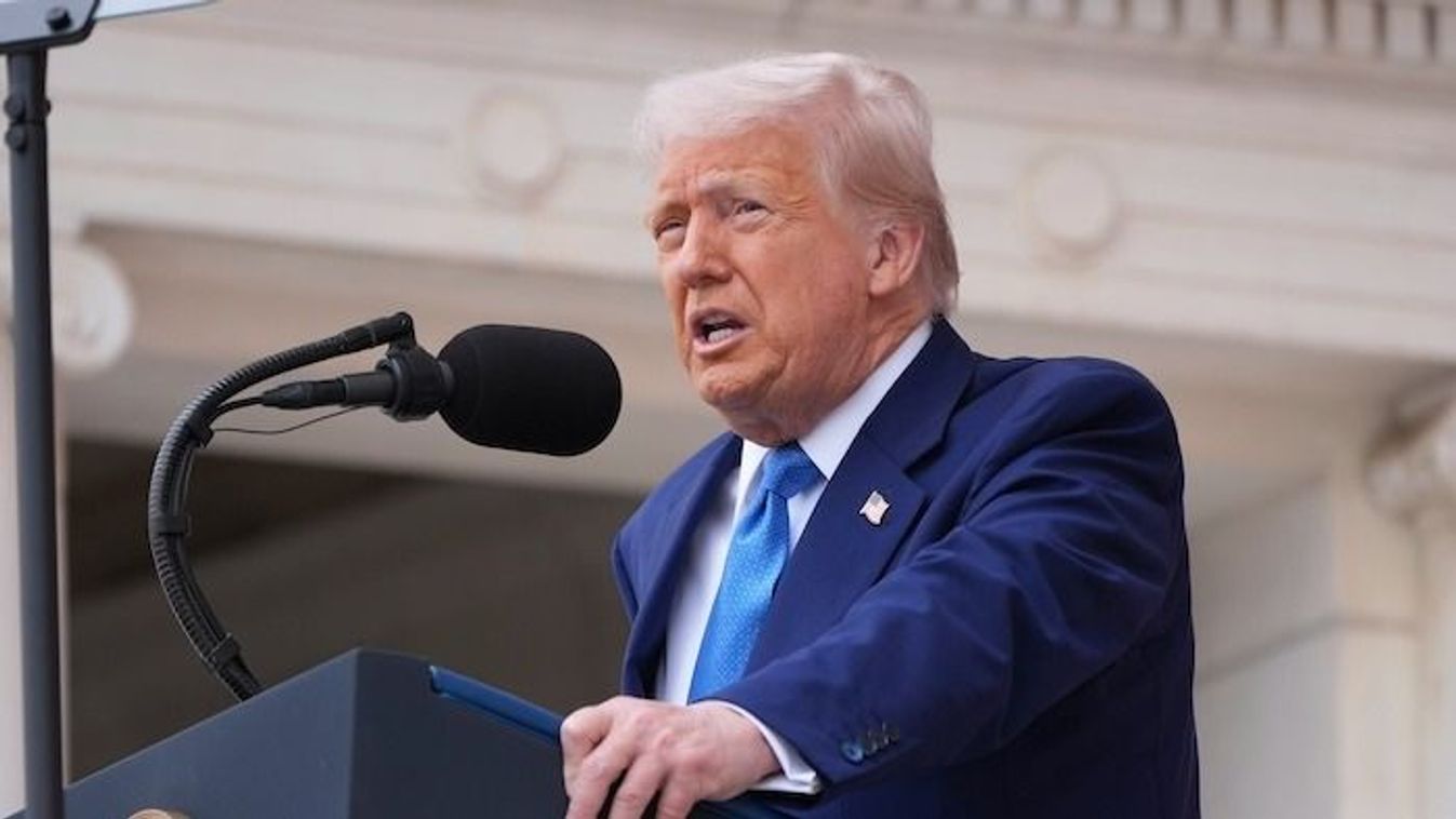 Donald Trump amerikai elnök beszédet mond az Egyesült Államok haderőinek szolgálatában elesett katonák tiszteletére tartott Emlékezet Napján az arlingtoni Nemzeti Temetőben, 2025. május 26-án.