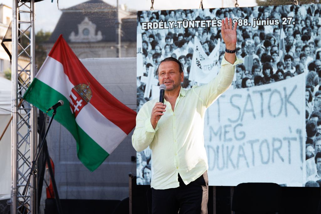 20250627 -- Emlékgyűlést tartott a Nemzeti Maximumért Alapítvány és a PestiSrácok az 1988-as nagy Erdély-tüntetés helyszínén és évfordulóján a Hősök terén, a Szépművészeti Múzeum előtt. Dézsi Zoltán // fotó: Hatlaczki Balázs