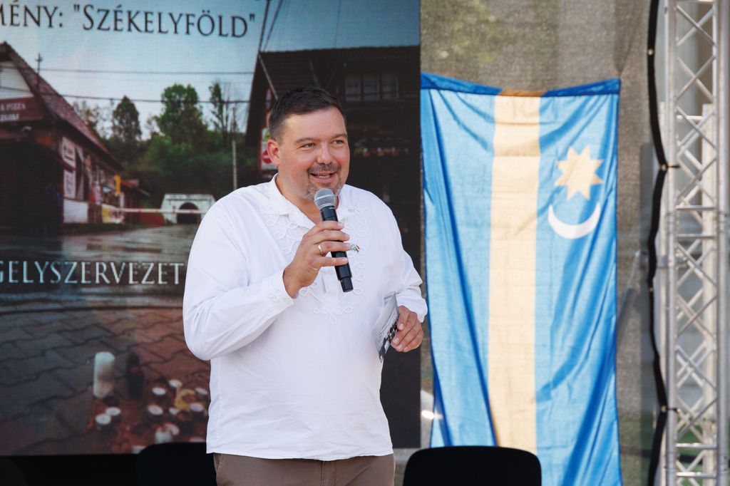 20250627 -- Emlékgyűlést tartott a Nemzeti Maximumért Alapítvány és a PestiSrácok az 1988-as nagy Erdély-tüntetés helyszínén és évfordulóján a Hősök terén, a Szépművészeti Múzeum előtt.Huth Gergely // fotó: Hatlaczki Balázs