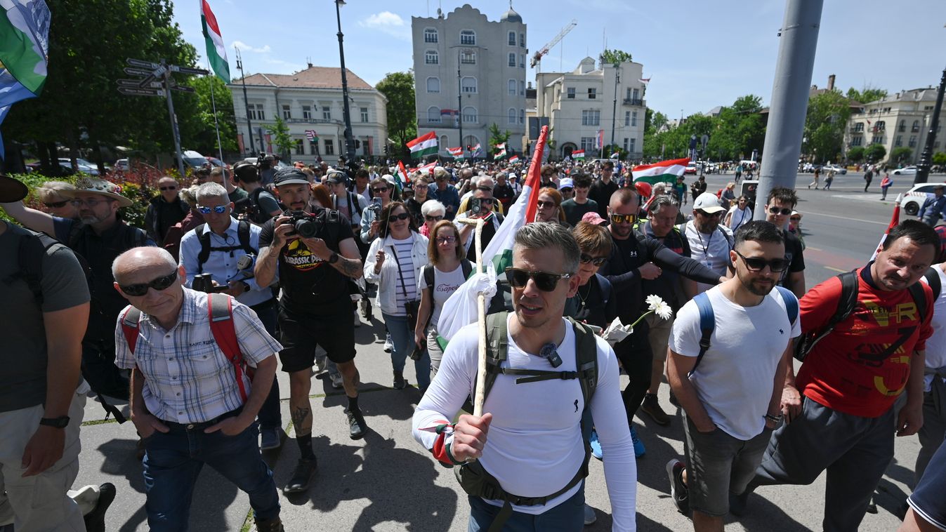 Orbán leváltása érdekében Orbántól lop Bütyök