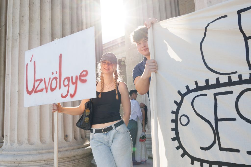 20250627 -- Emlékgyűlést tartott a Nemzeti Maximumért Alapítvány és a PestiSrácok az 1988-as nagy Erdély-tüntetés helyszínén és évfordulóján a Hősök terén, a Szépművészeti Múzeum előtt. // fotó: Hatlaczki Balázs