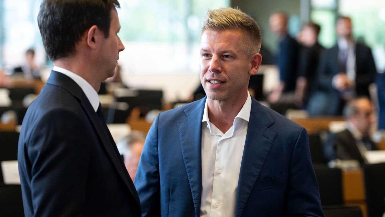 Antiszemitizmus esetén hallgat, de zsinagógában pózol Magyar Péter